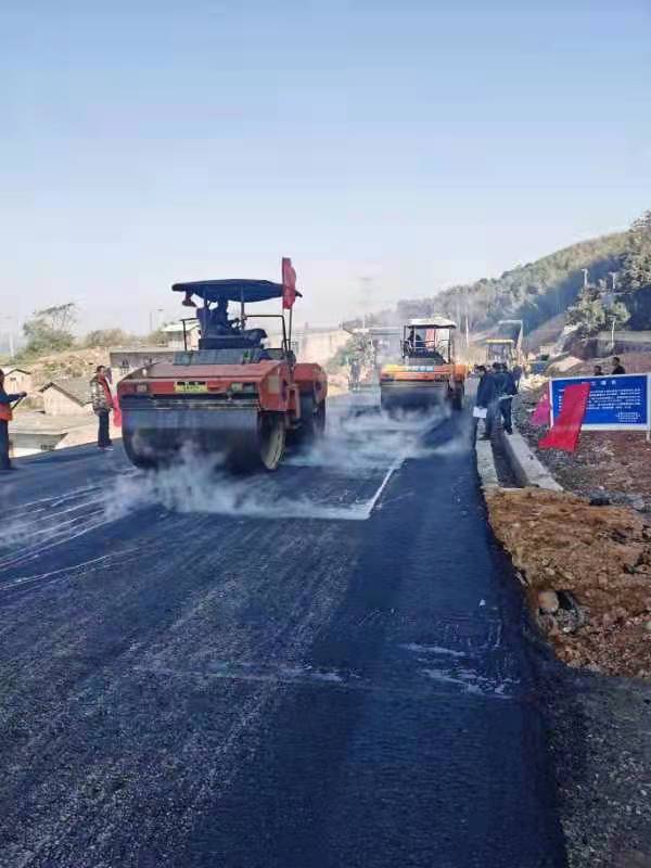 余長公路磨形至長坪路段封閉施工 路面新舊蛻變鋪就民生幸福路